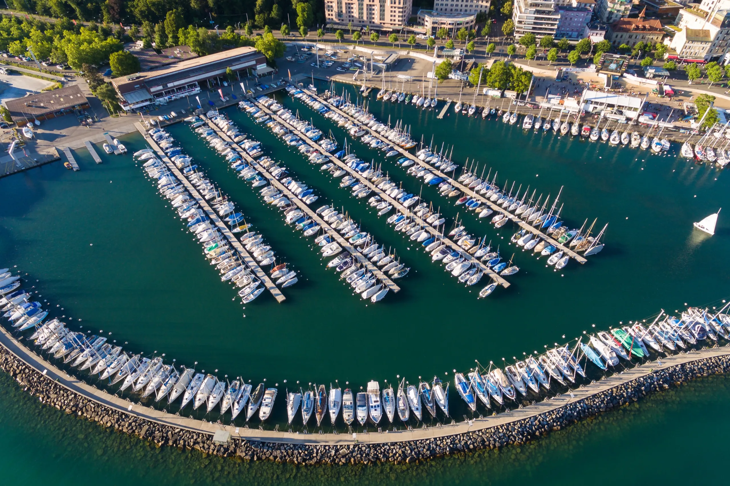 DiLog Business auf See – Flottenmanagement für die maritime Branche Marina mit Bootsflotte aus der Vogelperspektive – DiLog Flottenmanagement