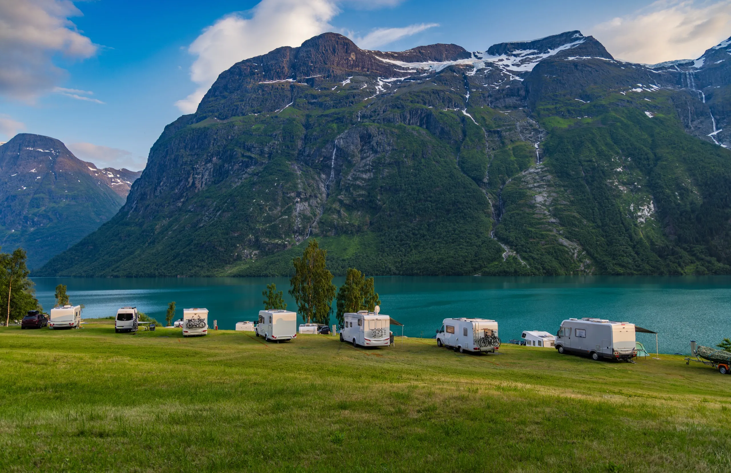 DiLog Business an Land – Fuhrparkmanagement für Wohnmobil-Flotten Wohnmobil-Flotte vor norwegischem Bergsee – DiLog Fuhrparkmanagement
